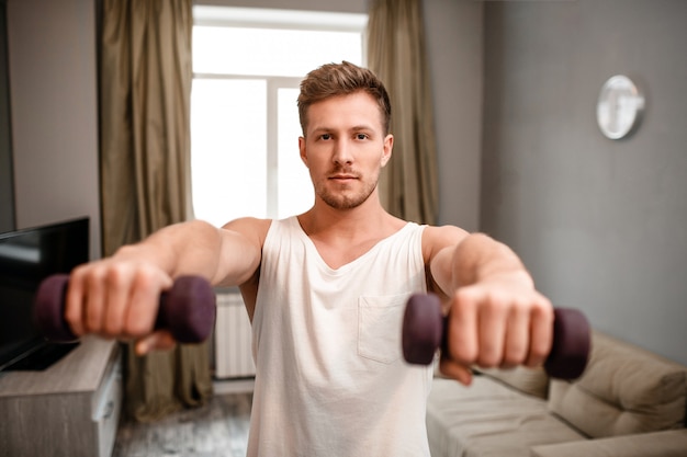 Junger Mann trainiert zu Hause