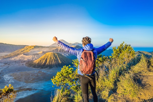 Junger Mann trifft den Sonnenaufgang im Nationalpark Bromo Tengger Semeru auf der Insel Java in Indonesien