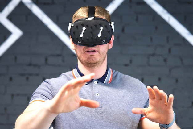 Junger Mann, Typ mit moderner virtueller Reality-VR-Maske, Headset oder Brille. 3D, AR, Metaverse