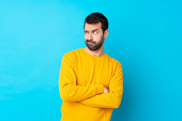 Junger Mann über isoliertem blauem Wandporträt