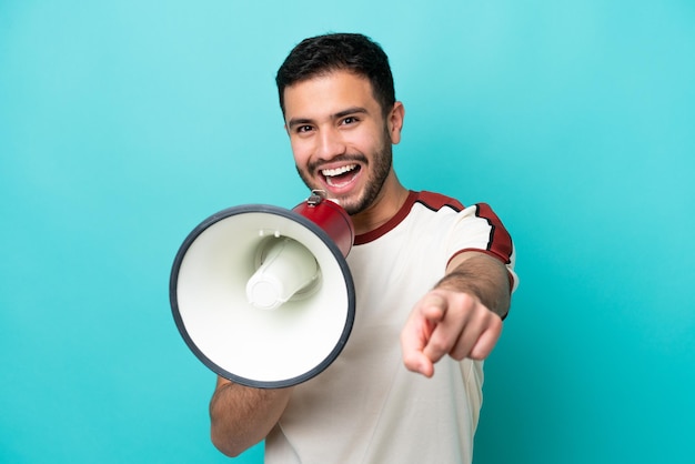 Junger Mann über isoliertem Hintergrund