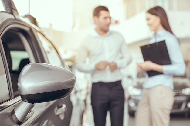 Foto junger mann und frau in einem autovermietungsvertrag