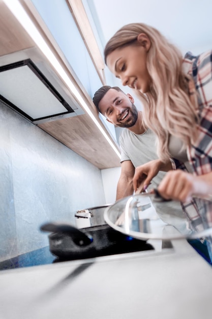 Junger Mann und Frau kochen zusammen Abendessen