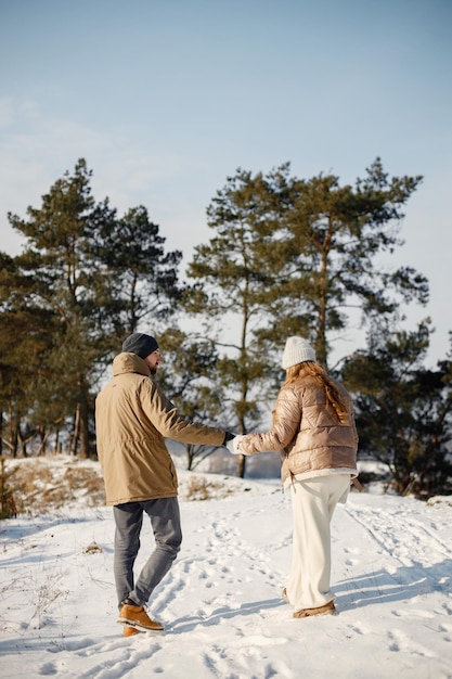 Junger Mann und Frau verbringen am Wintertag Zeit miteinander