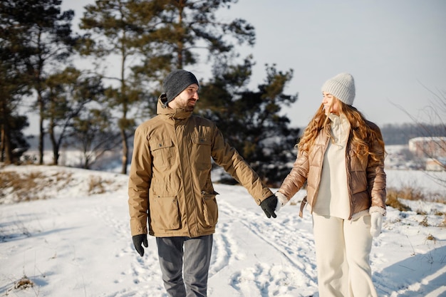 Junger Mann und Frau verbringen am Wintertag Zeit miteinander