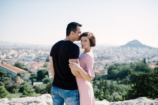Junger Mann und Frau verliebt im Freien auf dem Dach Liebes- und Beziehungskonzept