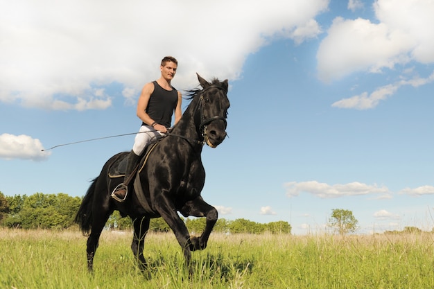 Junger Mann und Pferd