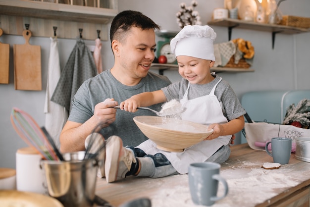 Junger Mann und sein Sohn spielen in der Küche