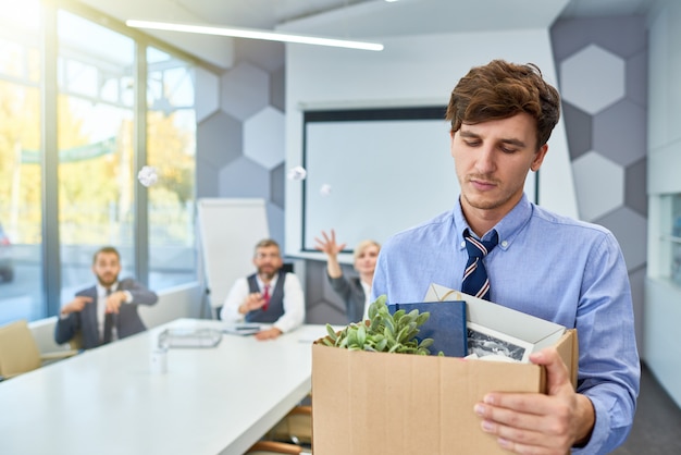 Junger Mann verlässt Job