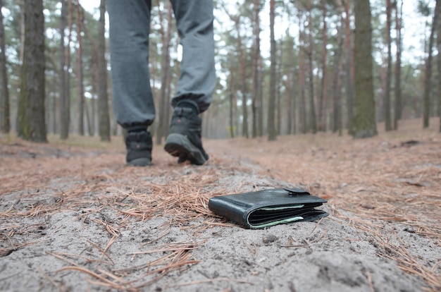 Junger Mann verliert seine Brieftasche im Freien