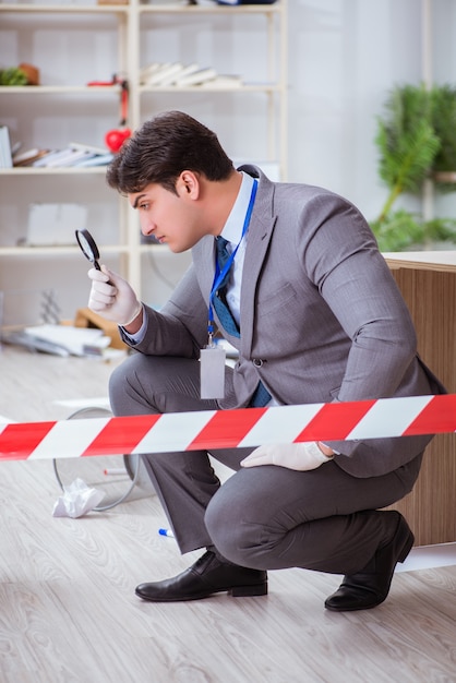 Junger Mann während der Verbrechensermittlung im Büro