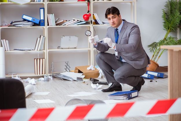 Junger Mann während der Verbrechensermittlung im Büro