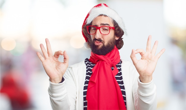 Junger Mann Weihnachtsmütze. Weihnachtskonzept