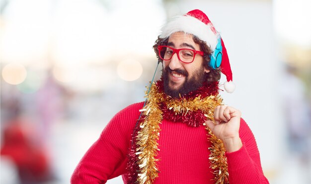 Junger Mann Weihnachtsmütze. Weihnachtskonzept