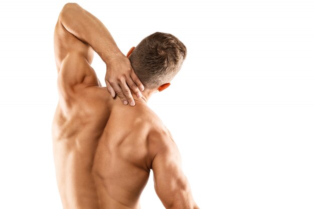Junger Mann zeigt seinen muskulösen Rücken