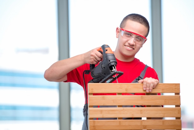 Junger Möbeltischler in industriellem