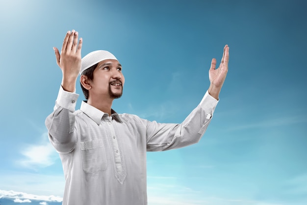 Junger moslemischer betender Mann