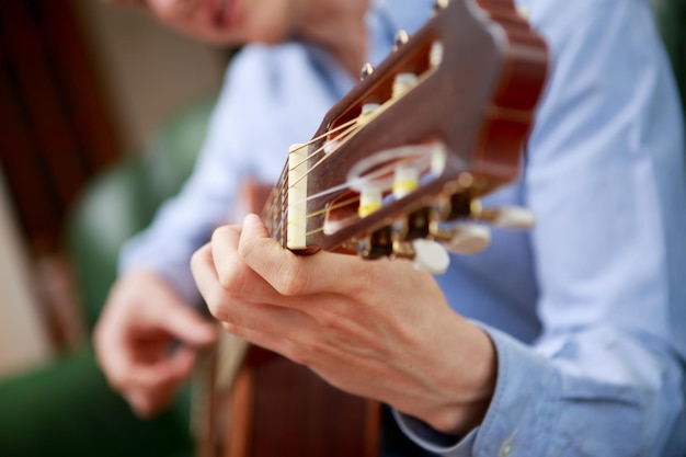 Junger Musiker, der an akustischer Gitarre spielt