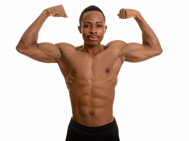 Junger muskulöser afrikanischer Mann, der beide Arme beugt