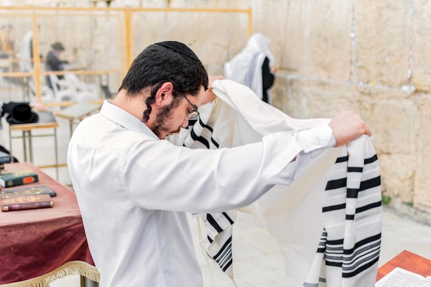 Junger orthodoxer Jude betet morgens an der Klagemauer
