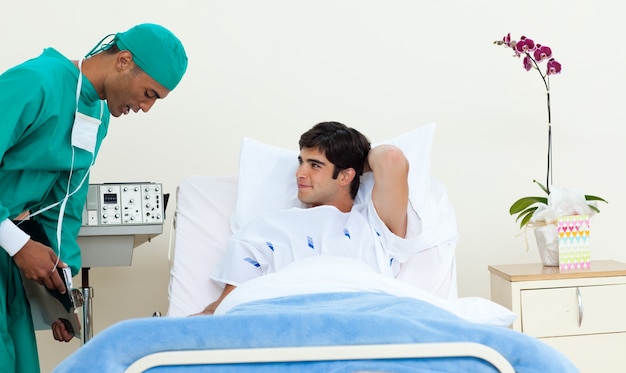 Junger Patient, der mit seinem Chirurgen sich bespricht