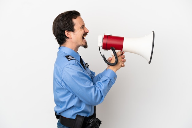 Junger Polizist über isoliertem Hintergrund weiß, der durch ein Megaphon schreit