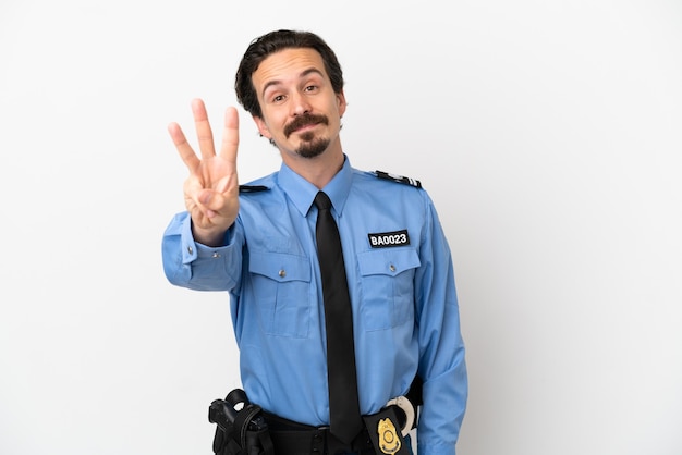 Junger Polizist über isoliertem Hintergrund weiß glücklich und zählt drei mit den Fingern