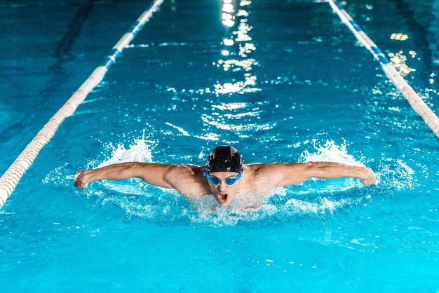 Foto junger professioneller schwimmer im pool