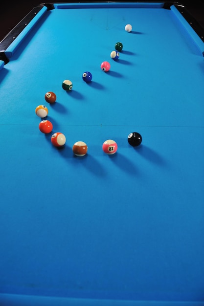 junger Profi-Billardspieler, der beim Billard- oder Snooker-Pool-Sportspiel die beste Lösung und den rechten Winkel findet