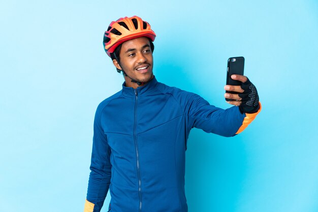 Junger Radfahrer Mann mit Zöpfen über ein Selfie zu machen