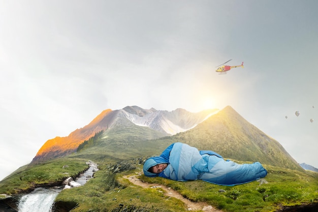 Junger Reisender im Schlafsack. Reisekonzept. Gemischte Medien