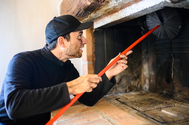 Junger Schornsteinfeger bei der Arbeit