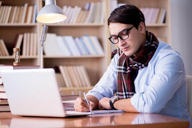 Junger Schriftsteller, der in der Bibliothek arbeitet