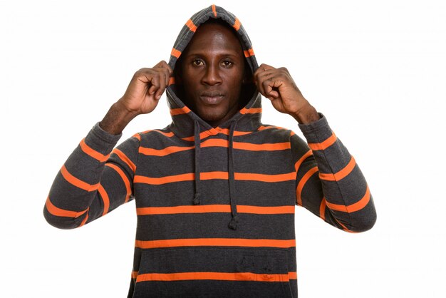 Junger Schwarzafrikaner, der Kapuzenpulli hält und trägt
