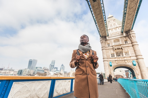 Junger schwarzer Mann auf Tower Bridge in London