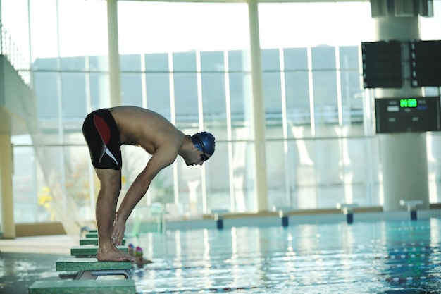 junger Schwimmer beim Schwimmstart