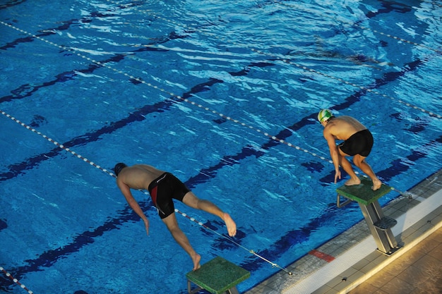 junger Schwimmer beim Schwimmstart