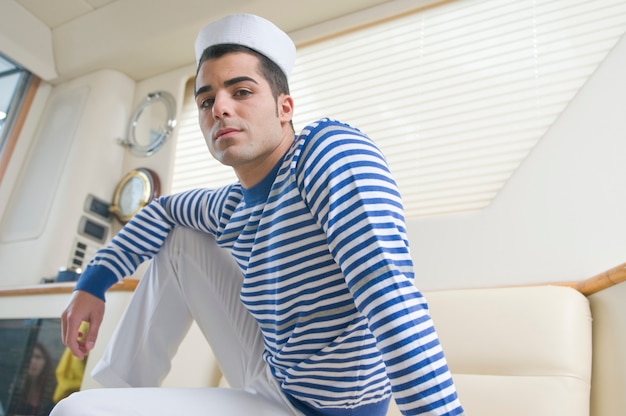 junger Seemann in einem Schiff am Dock