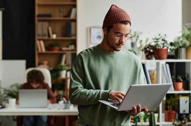 Junger seriöser IT-Support-Manager, der Fragen von Online-Benutzern beantwortet