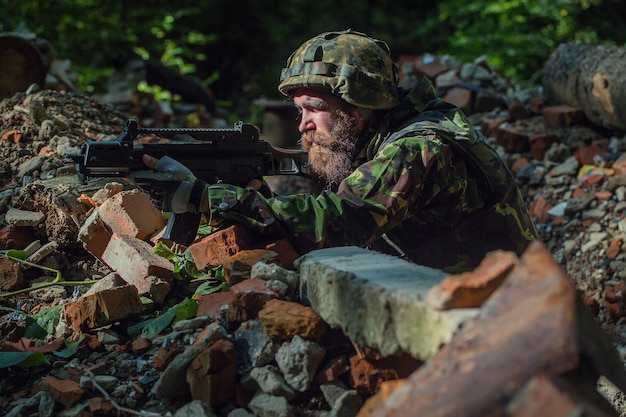 Foto junger soldat mit gewehr