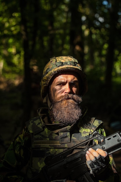 Junger Soldat mit Gewehr