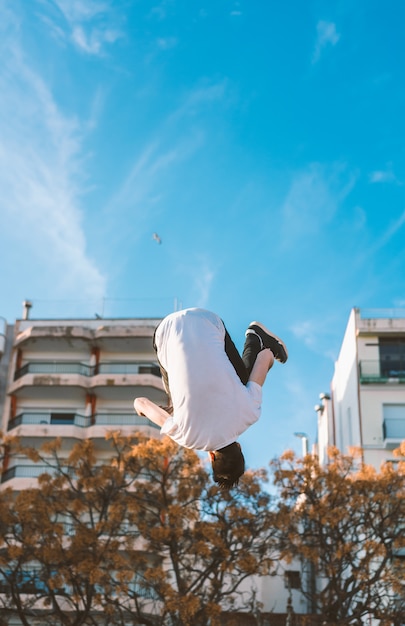 Junger Sportler, der Parkour übt.