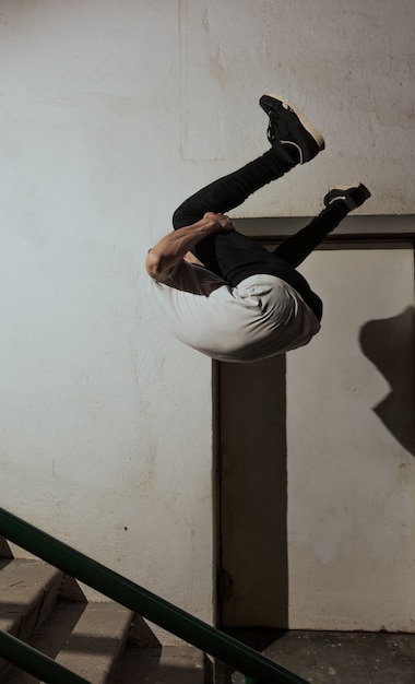 Junger Sportler, der Parkour übt.