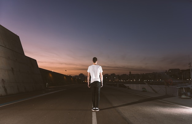 Junger Sportler, der Parkour übt.