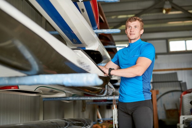 Junger Sportler in der Garage