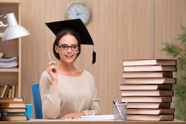 Junger Student, der für Hochschulprüfungen sich vorbereitet