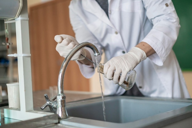 junger Student führt Experimente an der Universität im Labor durch b