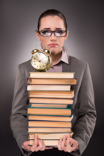 Junger Student mit Büchern und Uhr