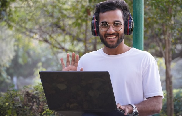 Junger Student mit Laptop - Mann mit Laptop