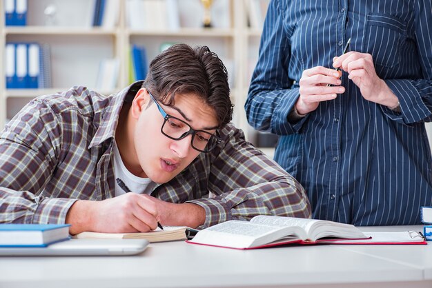 Junger Student während des Einzelunterrichts